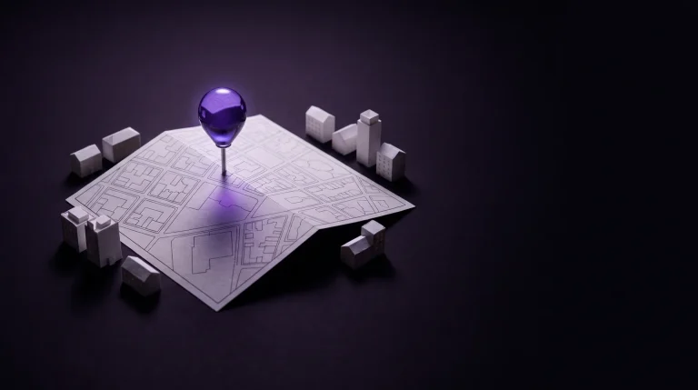 Paperinen korttelikartta ja yksi violetti karttamerkki pienten talojen keskellä