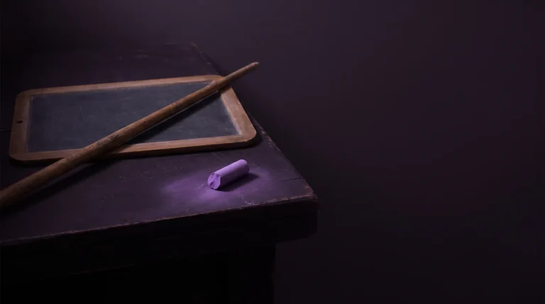 Karttakeppi, tyhjä liitutaulu ja violetti liitu