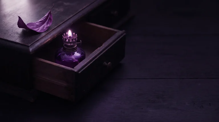 Violetti lyhty puolittain suljetussa laatikossa, valo pilkottaa raosta