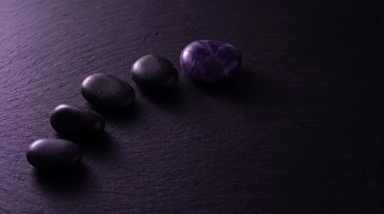 Viisi kiveä nousevana polkuna, viimeinen kivi violetti