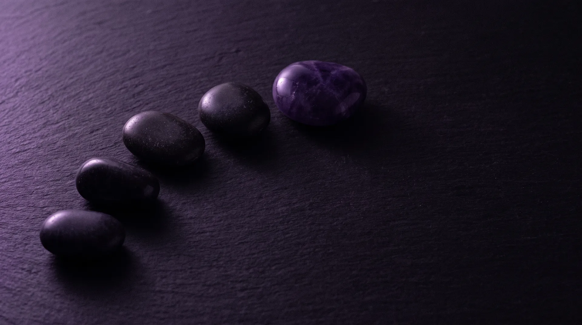 Viisi kiveä nousevana polkuna, viimeinen kivi violetti