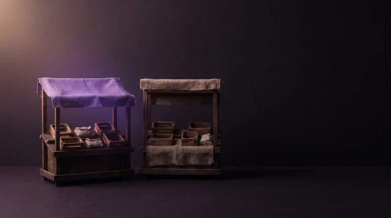 Kaksi pientä torikojun pienoismallia, toisessa violetti markiisi