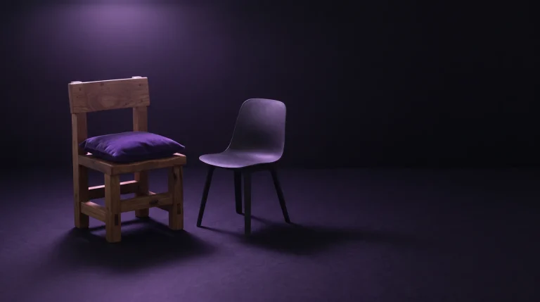 Kaksi erilaista pienoistuolia rinnakkain, puisella tuolilla violetti tyyny